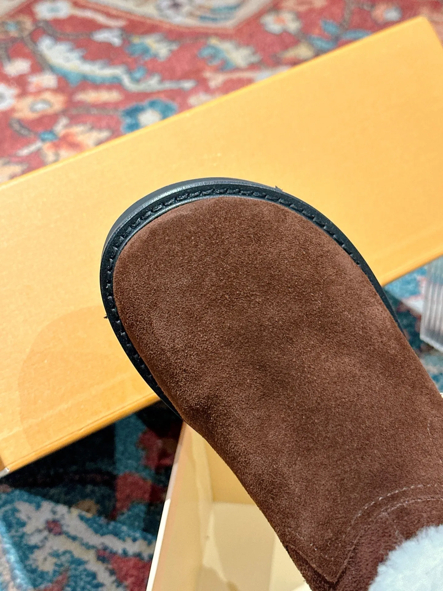 👟👟Ex-factory price 780👟👟 Louis Vuiton·Louis Vuitton 2025ss new LV Aspen Line series wool thick-soled Chelsea short boots fur boots snow boots Martin boots Original purchase, development and production This LV snow boots adopt the original lasting method. The materials are all original ones. Pay attention to the difference between the lower version and the molded rubber sole. The upper is decorated with three-dimensional carvings, which is full of high-end. The upper foot is really beautiful. ▪️Fabric: Cow suede/presbyopia leather ▪️Inner lining: original wool lining ▪️Outsole: original molded outsole ▪️Size: 35-40 (40 customized, non-returnable)